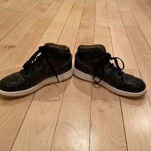 Nike AIr Jordans kids size 4 black and gold perfect condition